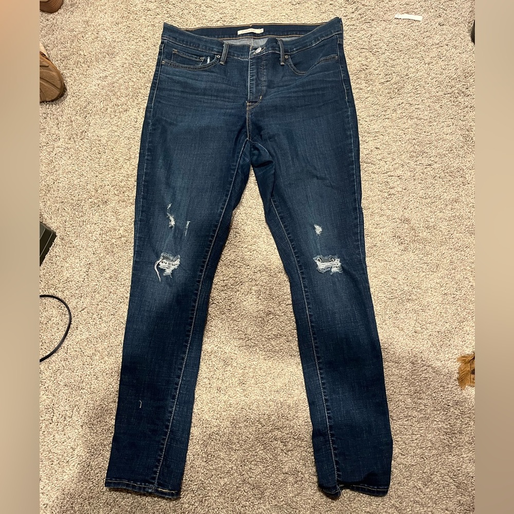 Levi’s 311 shaping skinny. Size 32